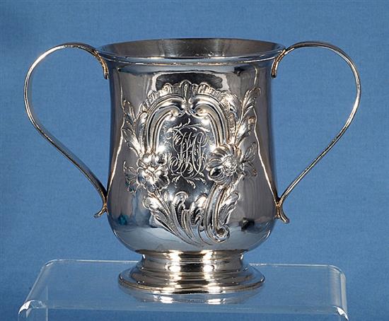 A George III silver loving cup, Height: 4 ½/115mm Width to handles 6 ½/165mm, 9.5oz/269grms.